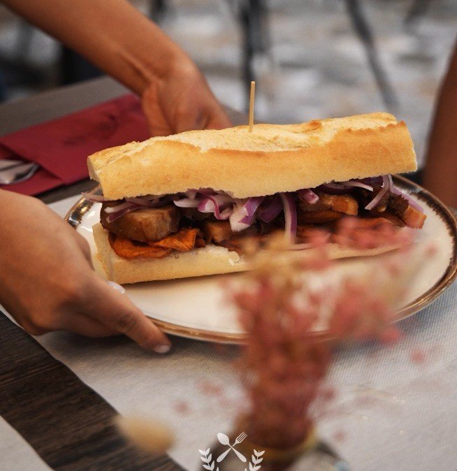 Pan con Chicharrón